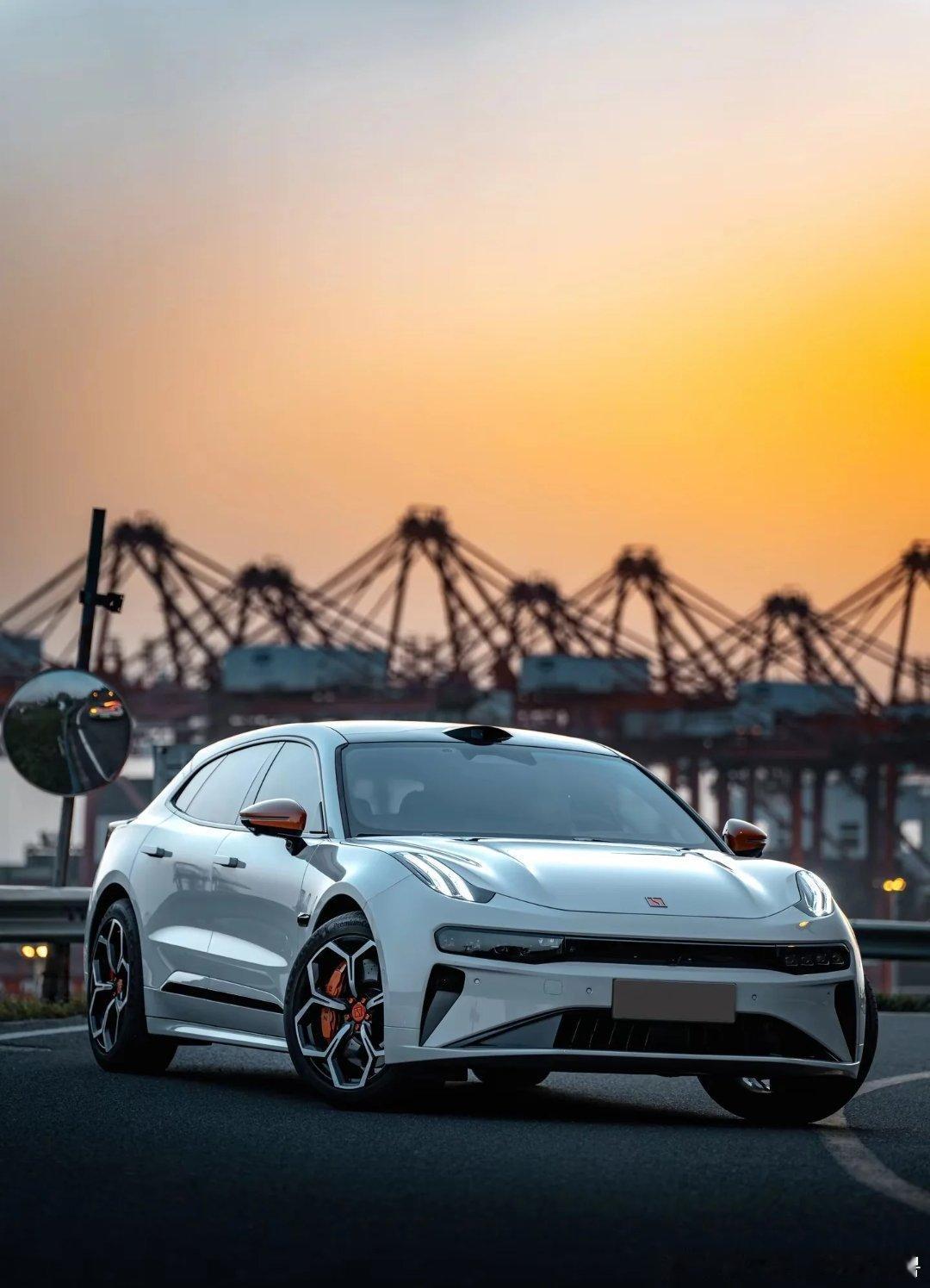 送客户回酒店 他好奇体验语音功能：“Hi EVA，打开后排娱乐屏。”当巨幕缓缓降