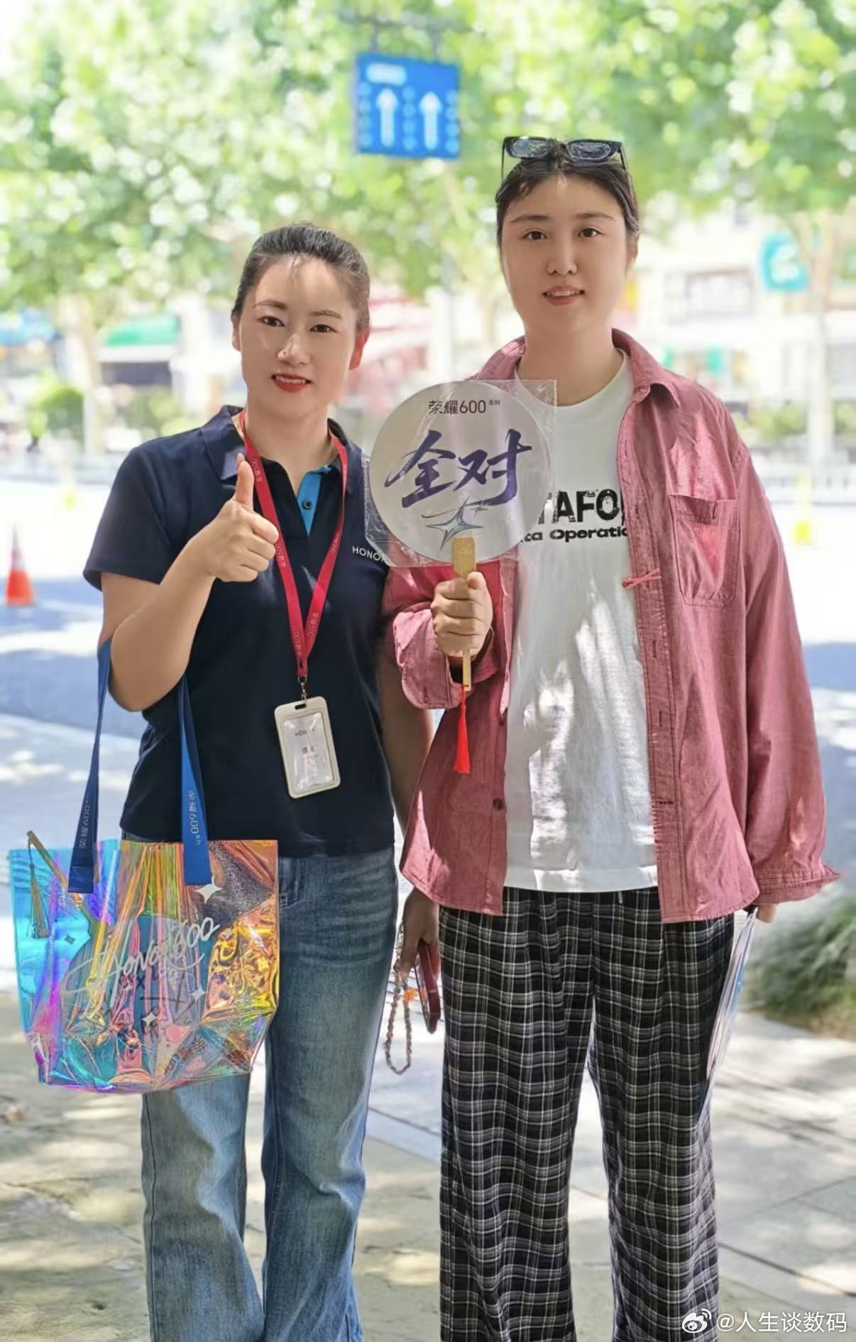 毕业季，荣耀门店也太热闹了吧毫无疑问，荣耀600系列早已成为准大学生选购爆款，2