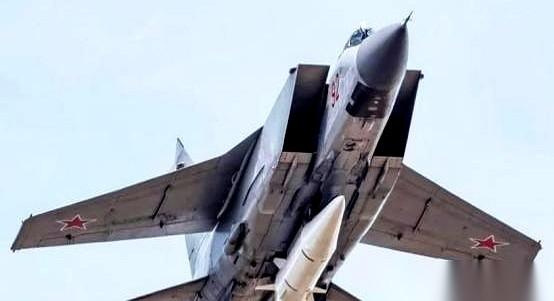 九十多架无人机，目标直指普京官邸。
这事儿怎么看，都不像是在打仗，更像是把天给捅