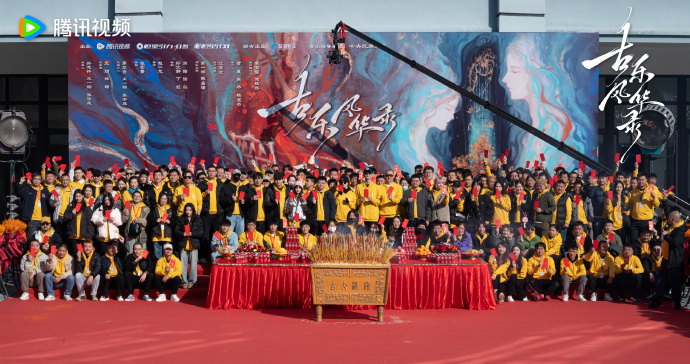 杨仕泽古乐风华录开机照  杨仕泽新剧古乐风华录开机 杨仕泽在古乐风华录开机时，已