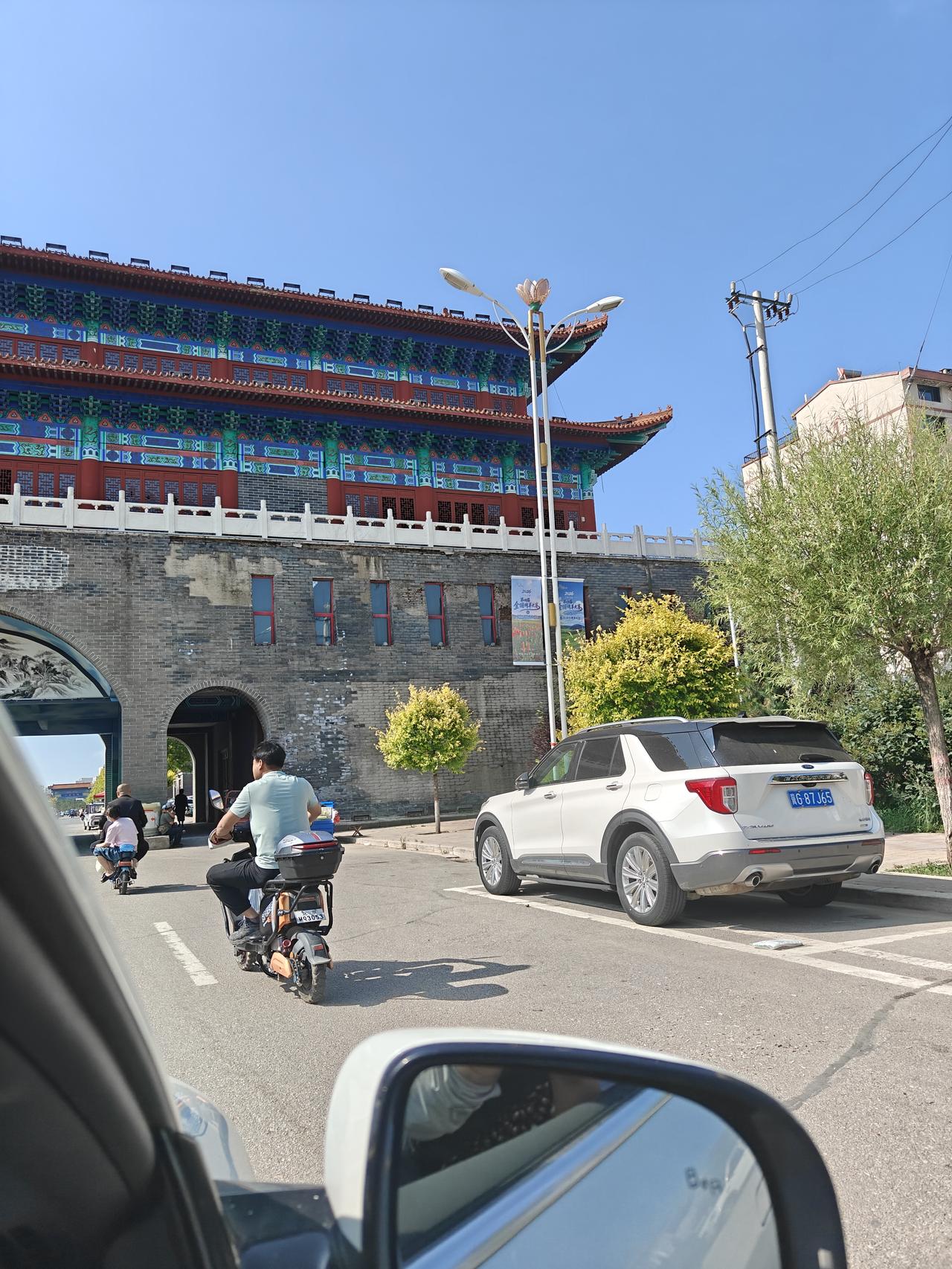 有一次在街上见一对老夫妻互相搀扶着走，迎面而来，我被这“执子之手与子偕老″的情景