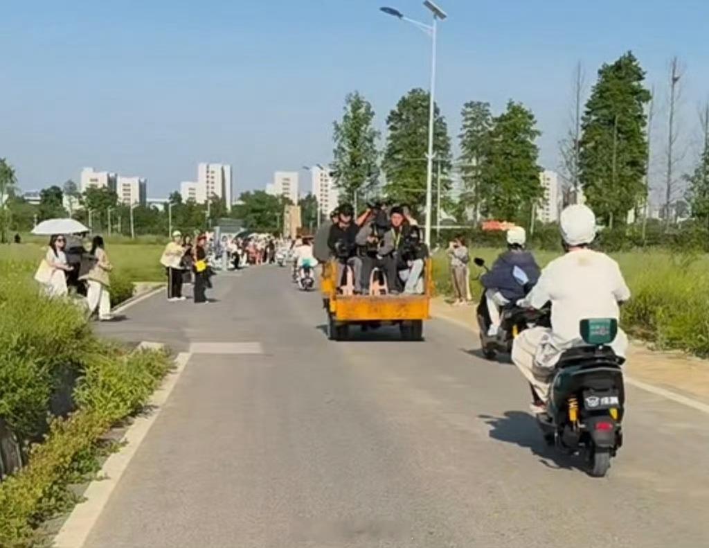 法……种地吧这录制现场是AI还是真实的啊？ 