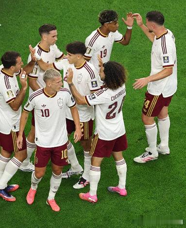 法国0比2西班牙 这支西班牙，正在重现16年前那支巅峰王朝的风采。本场后，西班牙