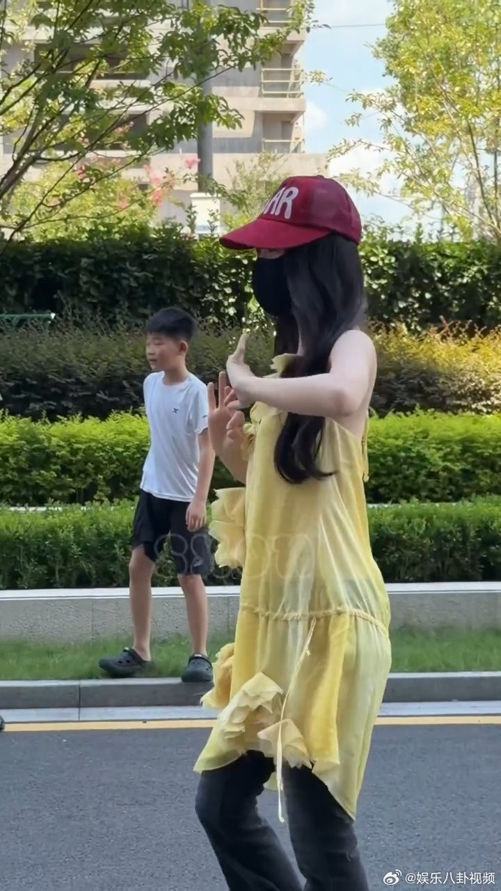 虞书欣虞书欣饭撒小兰花施法手势虞书欣为小兰花庆生 小兰花今天生日，虞书欣用小兰花