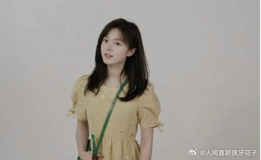 最新曝光的《樱桃琥珀》林其乐初始定妆照中，赵今麦以清新自然的妆容和简约校服装亮相