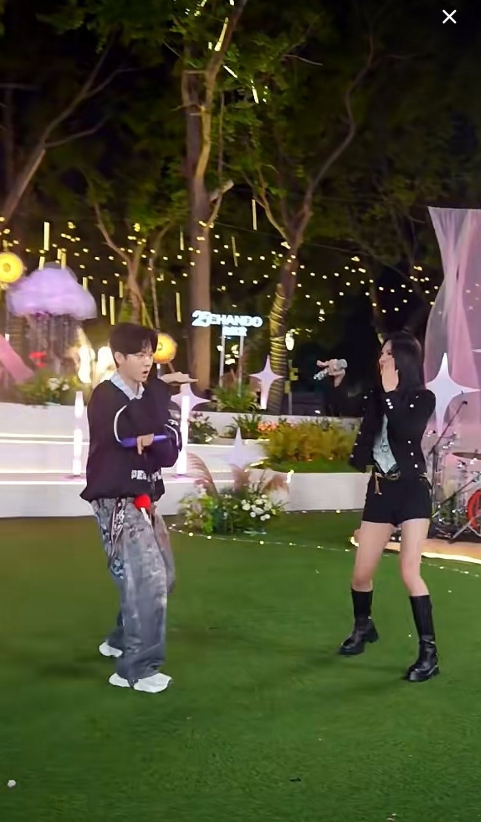回到美好生活妮和胡夏合作唱 《眉飞色舞》哈哈哈😂小夏夏这舞姿，被驯服的四肢 