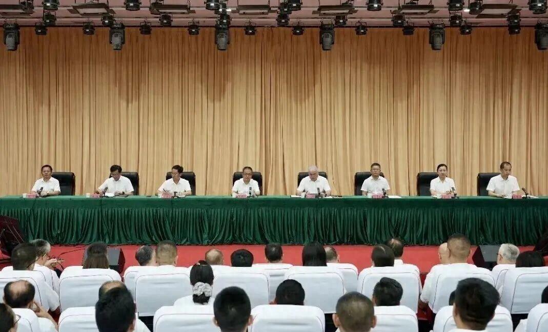 8月25号，新疆能源铁道职业技术大学开了个全校教职工大会。
校党委书记李剑峰在台