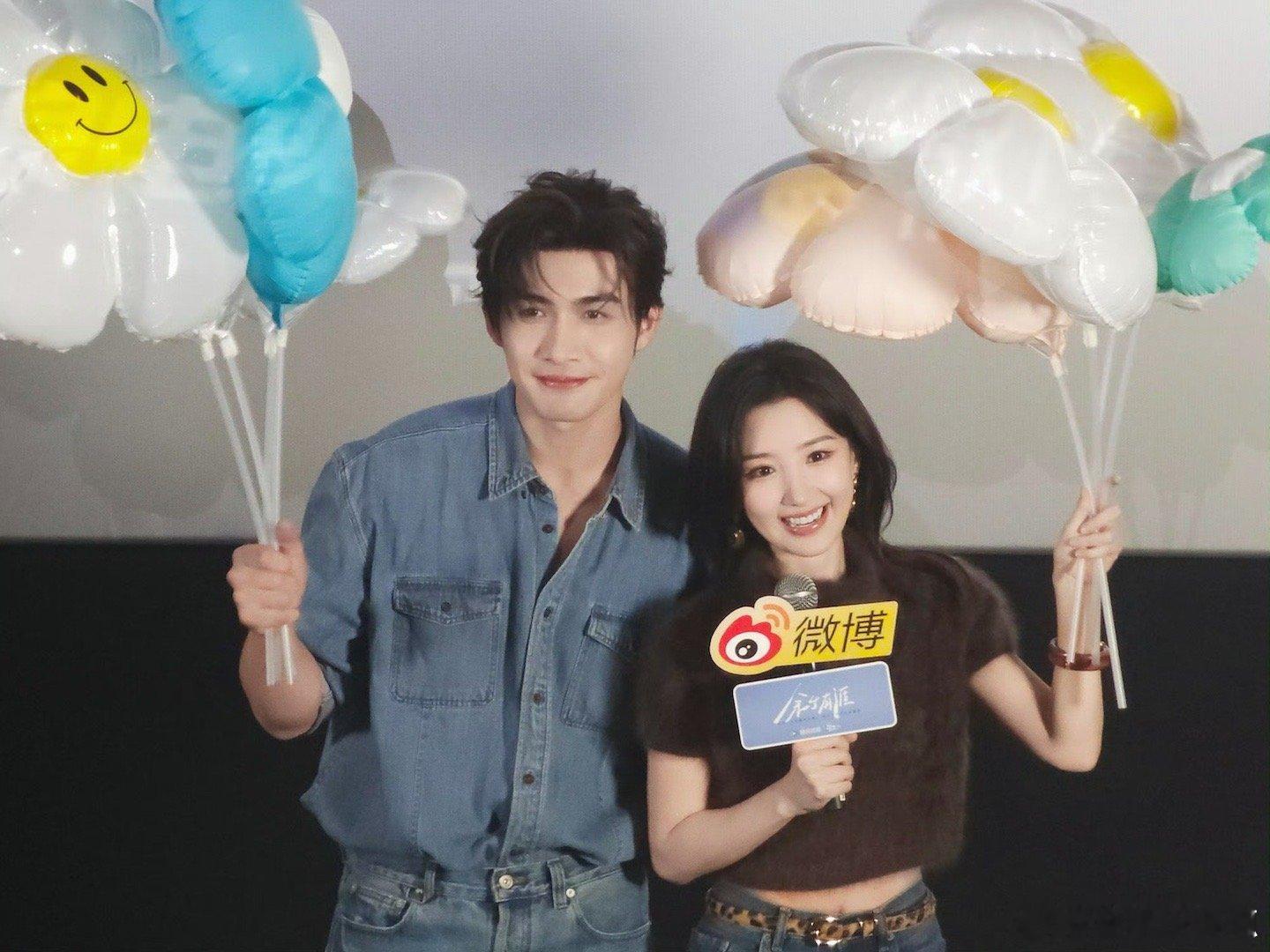 张彬彬毛晓彤对视张彬彬毛晓彤甜蜜对视余生有涯追剧团，张彬彬毛晓彤对视好甜蜜张彬彬