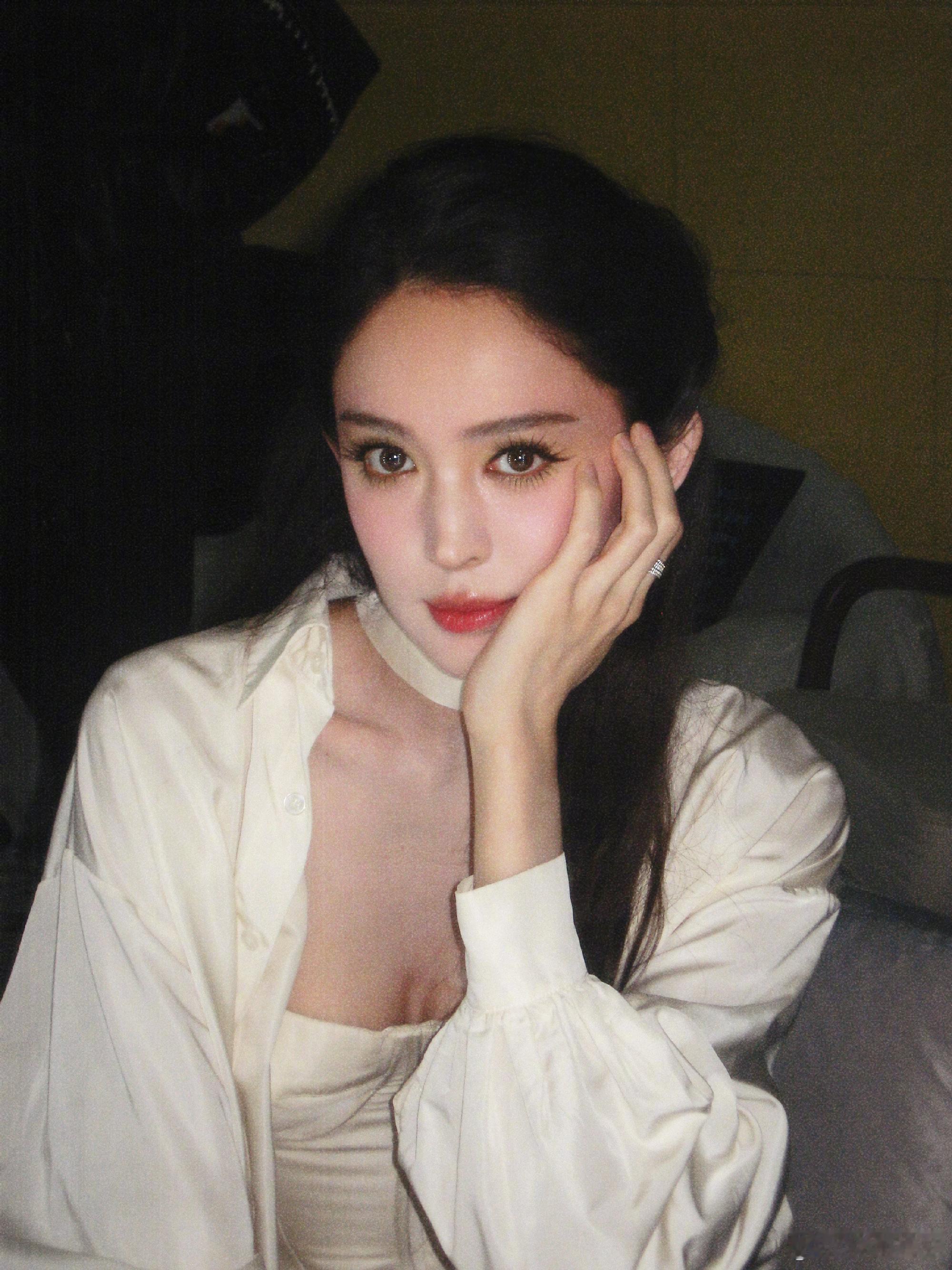 唐嫣娜扎二搭《此刻的生活》，唐嫣褪去甜美滤镜演疲惫母亲，娜扎在角色中展现多样状态