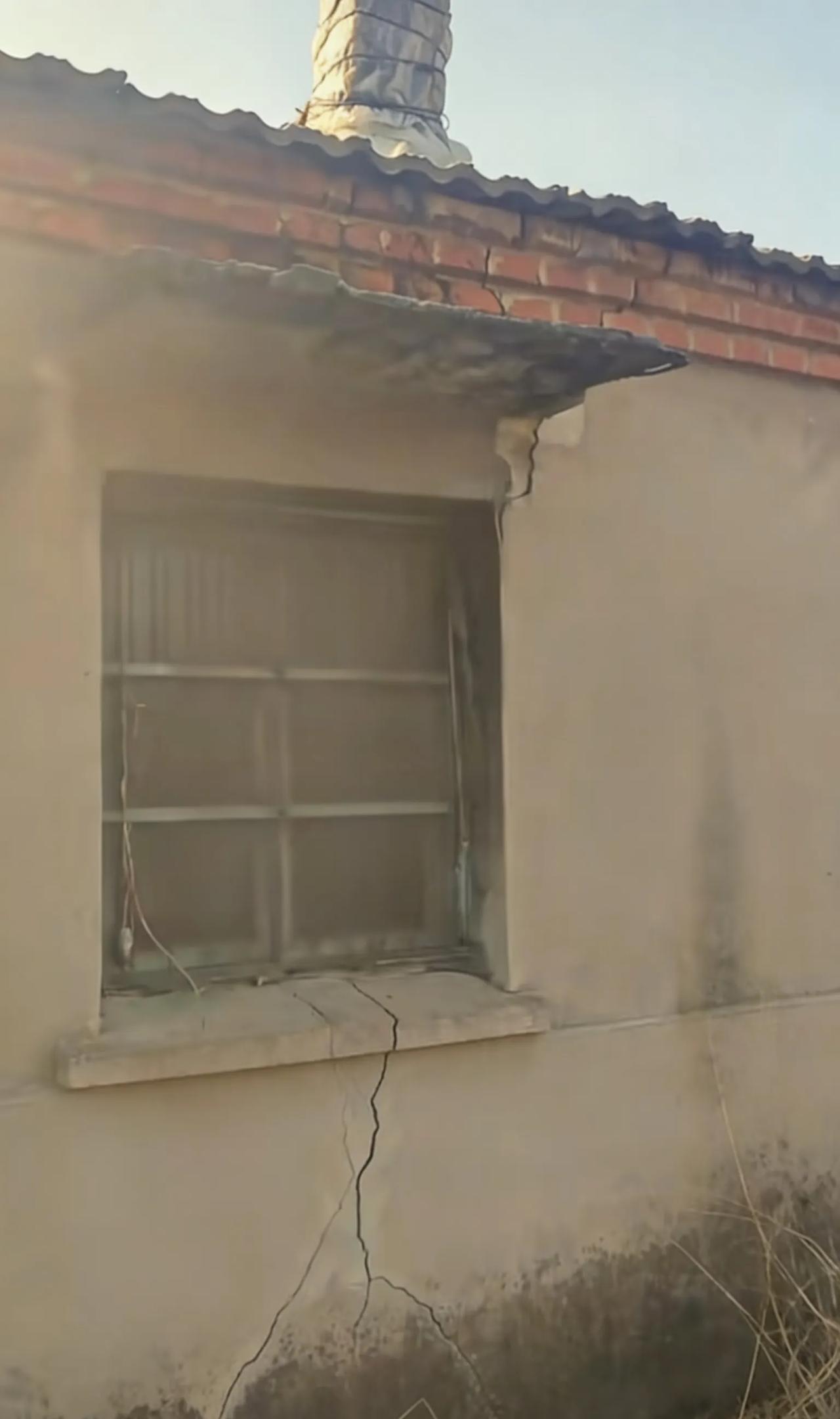 小伙捡到压锅石后陷入回忆，这石头藏着啥秘密呢？
 2月8日，在合肥打工的肥西小伙