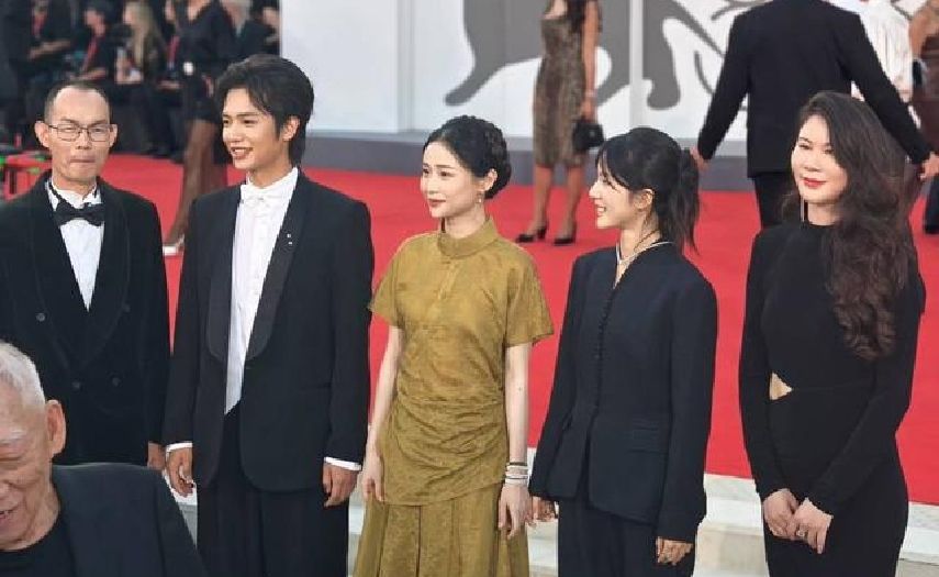 威尼斯红毯🔥今日份阿嬷小队夯爆了！今日份全员妆造在线，太好看了！!认识这么久第一次见蓝鸿春 导演穿西