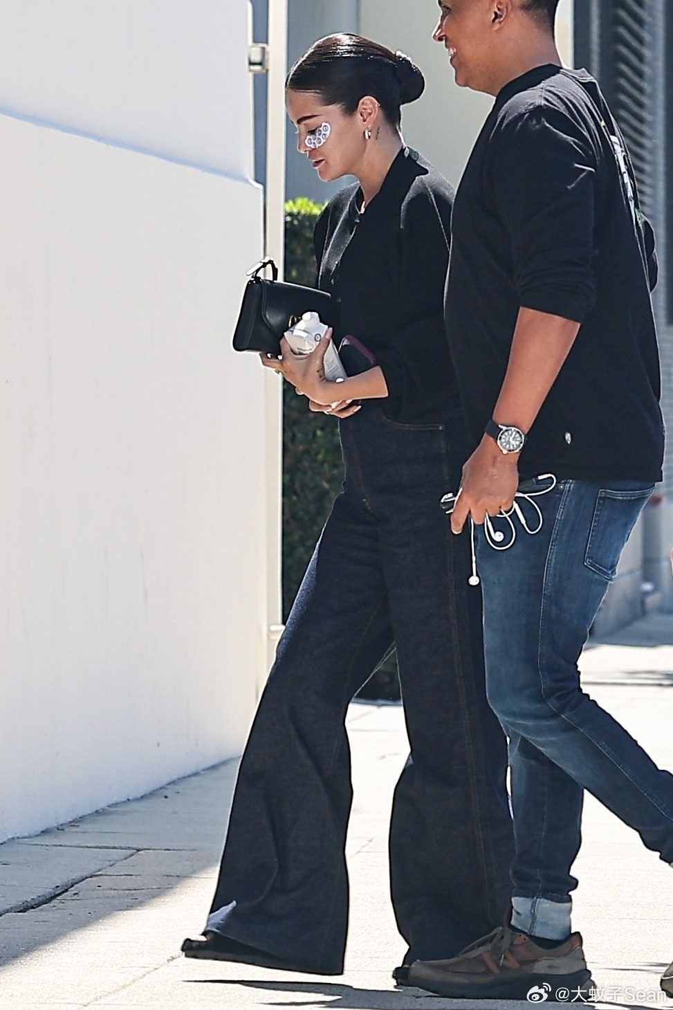 Selena gomez赛琳娜戈麦斯在好莱坞外出，贴着眼膜前往一工作室进行写真拍