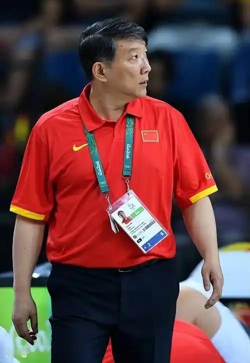 女篮世界杯中国队61比94大比分输给美国队，上一届中国进了决赛，这一届包括人员配