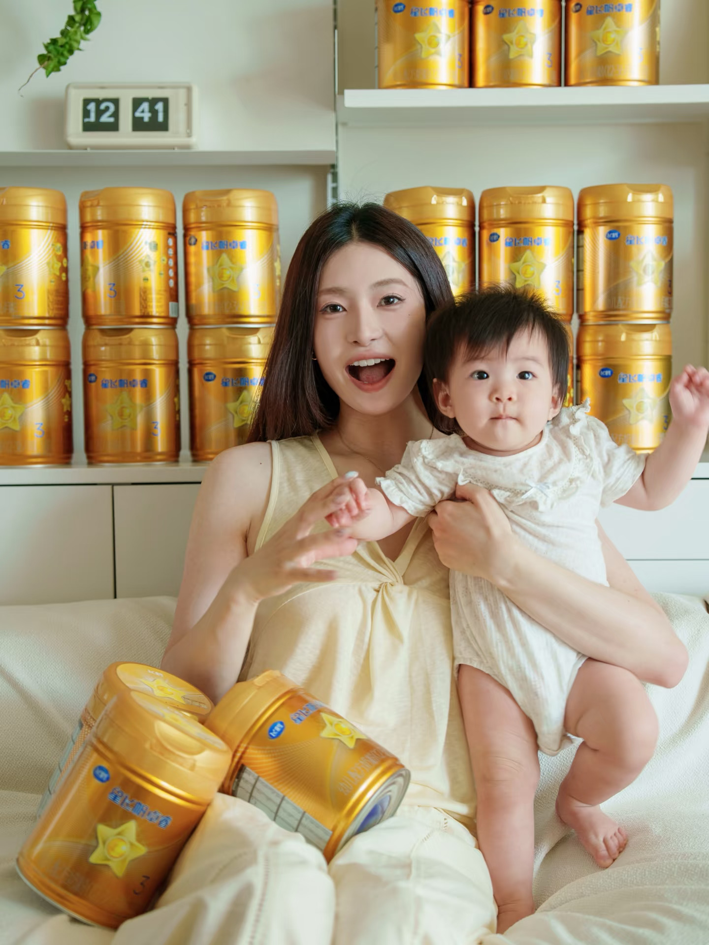 当宝宝喝出了个“奶粉墙”...客厅都堆不了！