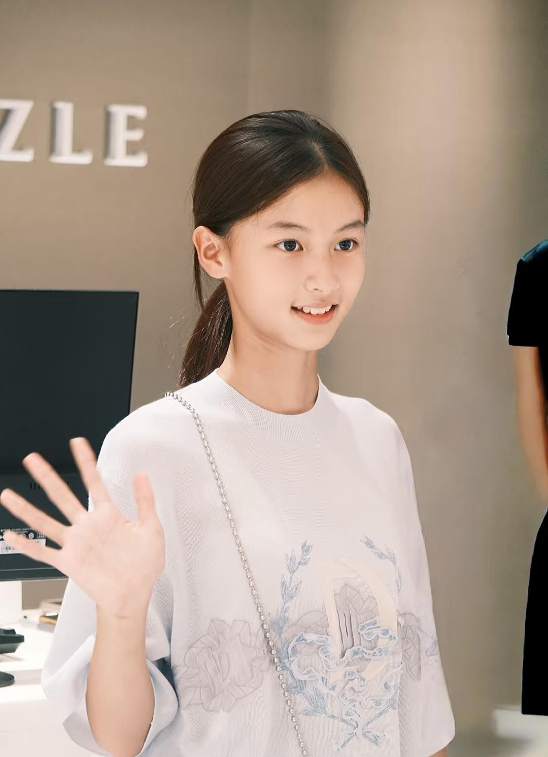 网传那个被于正看好的七七已签约景甜经纪人，小姑娘现在开始学习表演，已参加了S级古