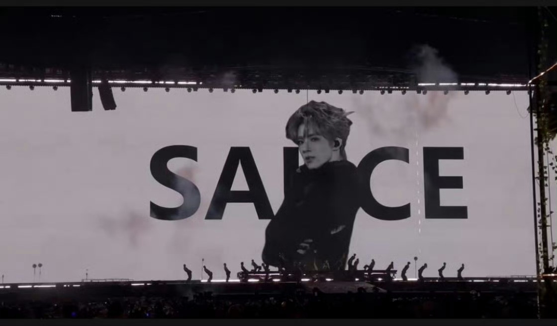 完全是顶级时尚表现力的刘耀文sauce舞台ending大屏…..