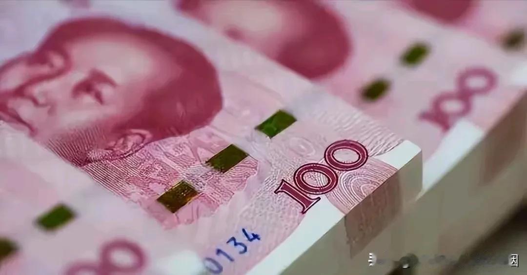 人民币国际化是一个长期的战略目标，旨在提升人民币在国际贸易、投资和储备功能上的使