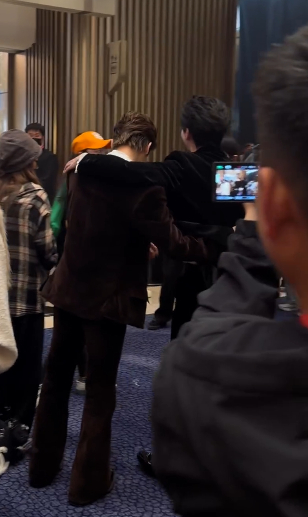 王以纶搂完刘宇宁搂侯明昊 尖叫之夜后台王以纶可真是社交场上的焦点！刚和刘宇宁亲密