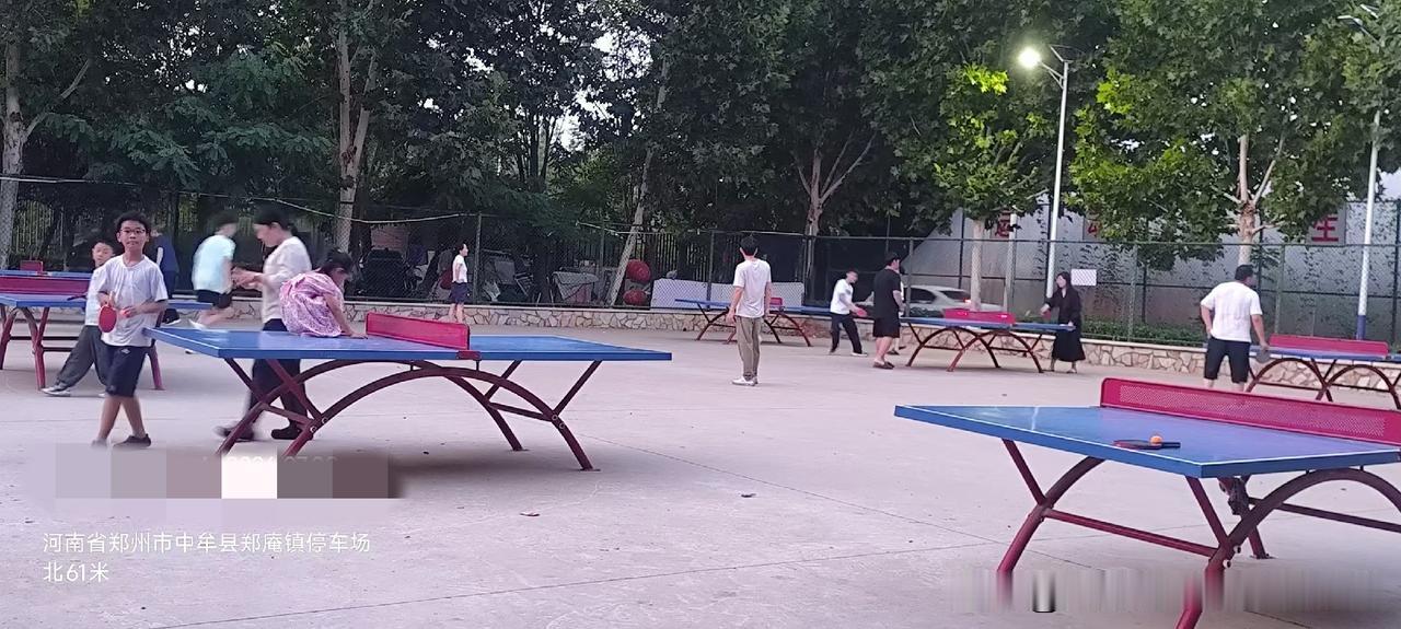 朋友抱怨我们太过分了，这么热的天，还天天去打乒乓球。
以前我们晚上都是一起散步的