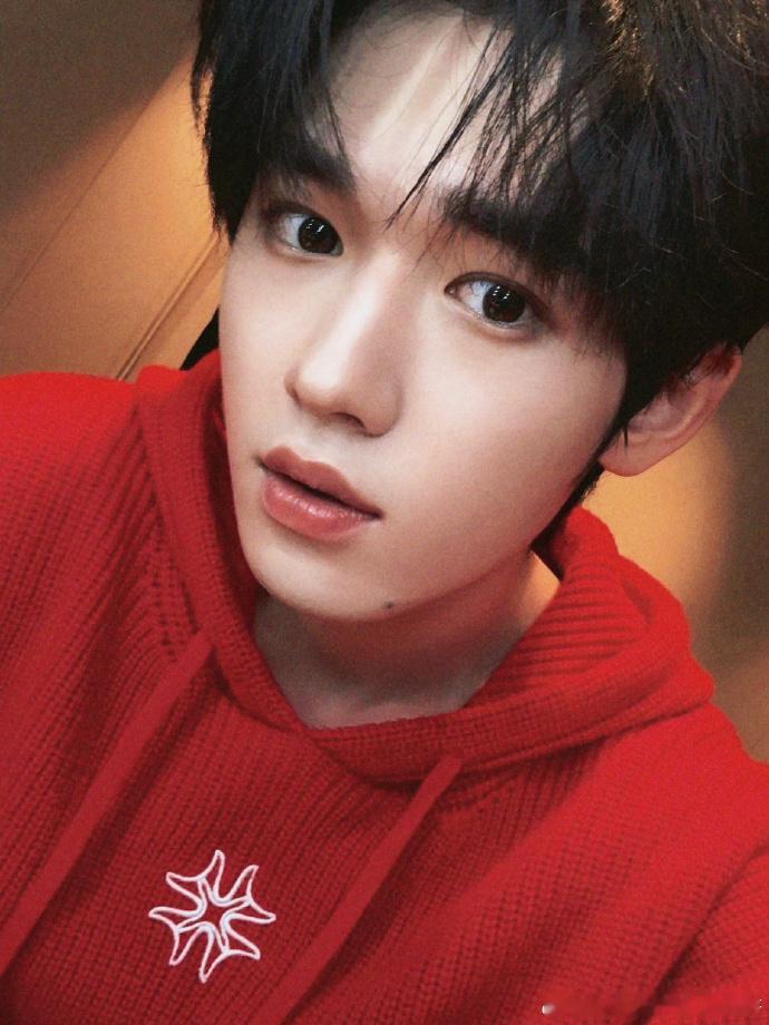 宋亚轩身着红色毛衣拍摄的三连拍，将少年的阳光与朝气展现得恰到好处，不同的 pos