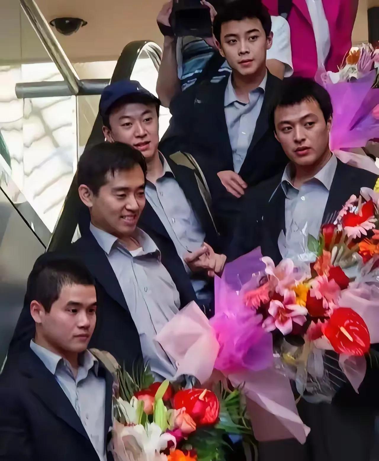 当年哥也是这么帅，可现在哥已不在是当年的哥了，当年一个个都是多么帅气的小伙，一个