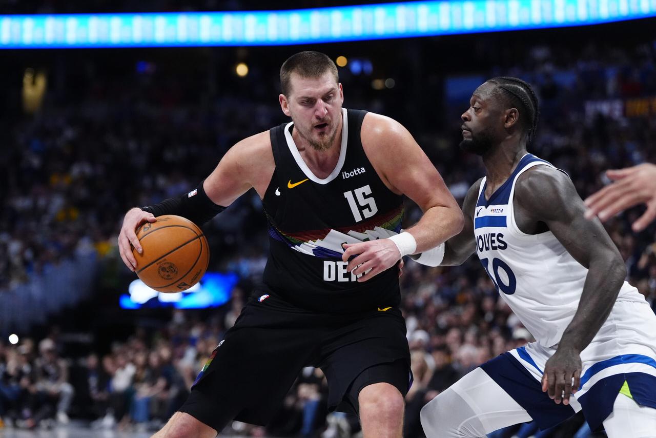 NBA官方宣布，对尼古拉·约基奇处以5万美元罚款，对朱利叶斯·兰德尔罚款3.5万