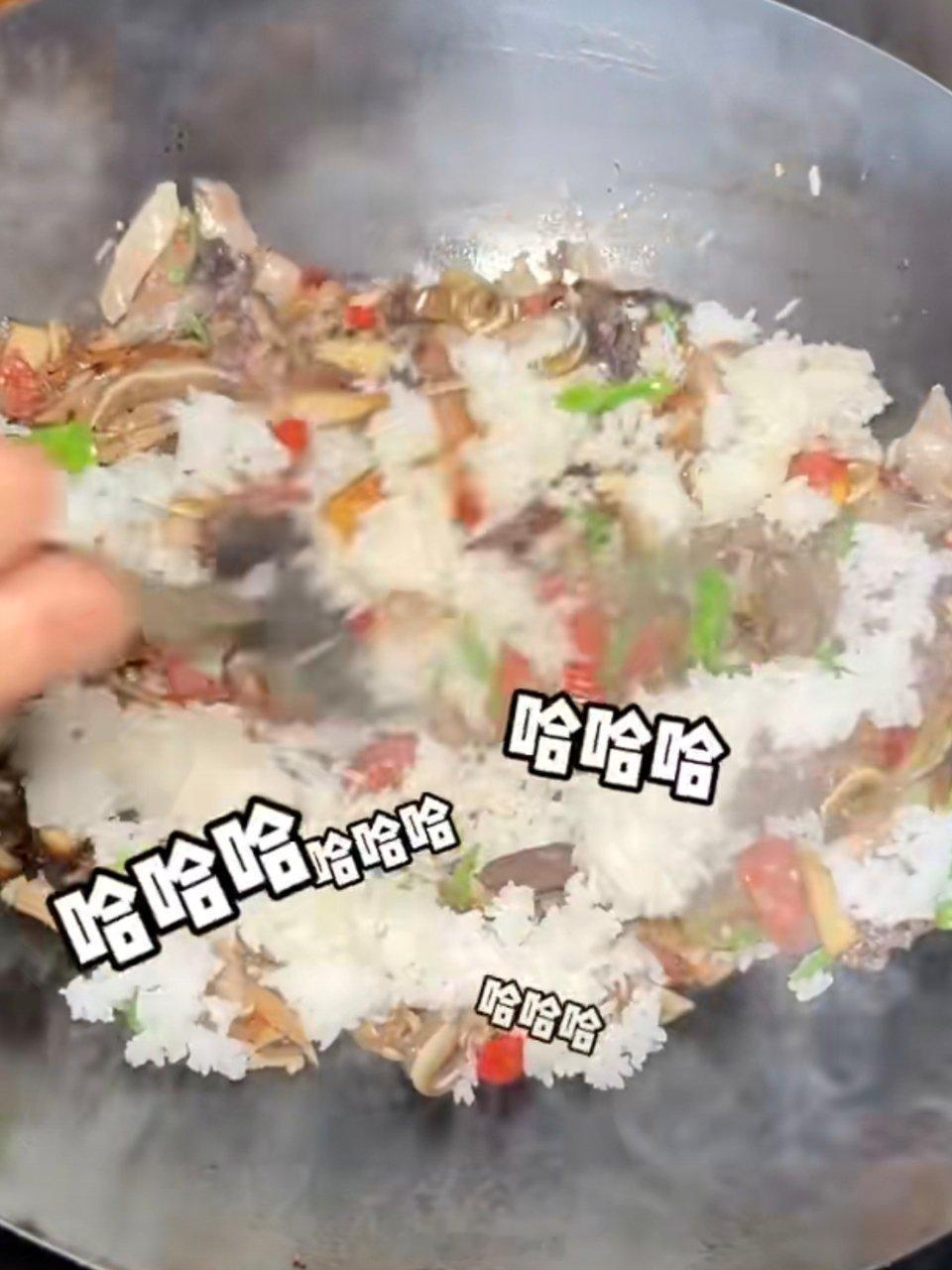 成都街头200元一份的炒饭 从价格角度来看，200元一份的炒饭确实远高于普通炒饭