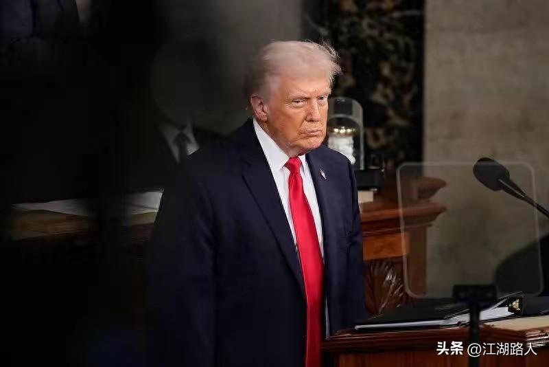 特郎普“认怂”了！美伊战争才十天，特郎普就挺不住了。特郎普对美伊战事盲目自信，尽