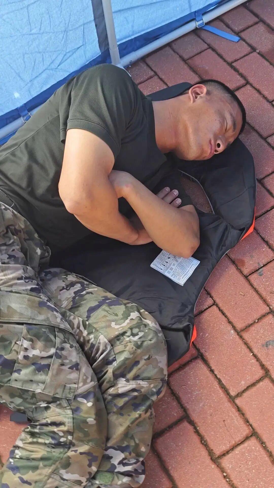 泪目！武警官兵奋战彻夜加固防洪防线，满身泥泞下席地而睡抗洪武警奋战一夜满身泥水席