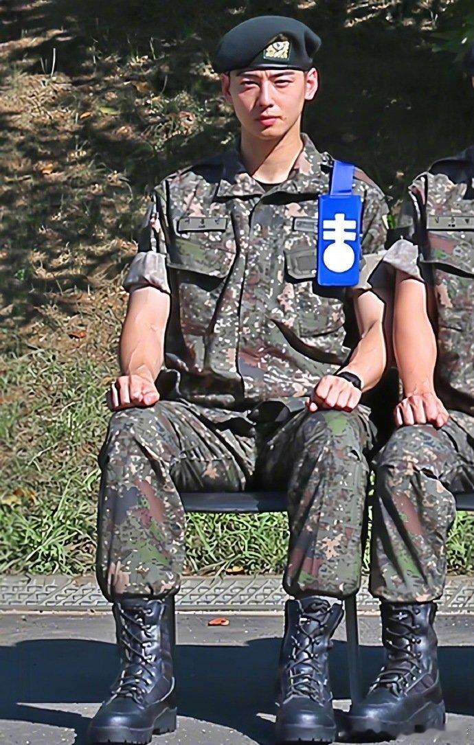 车银优的第一张入伍照来了，帅的好像剧照（他正式被任命为见习连长，负责管理一个约1