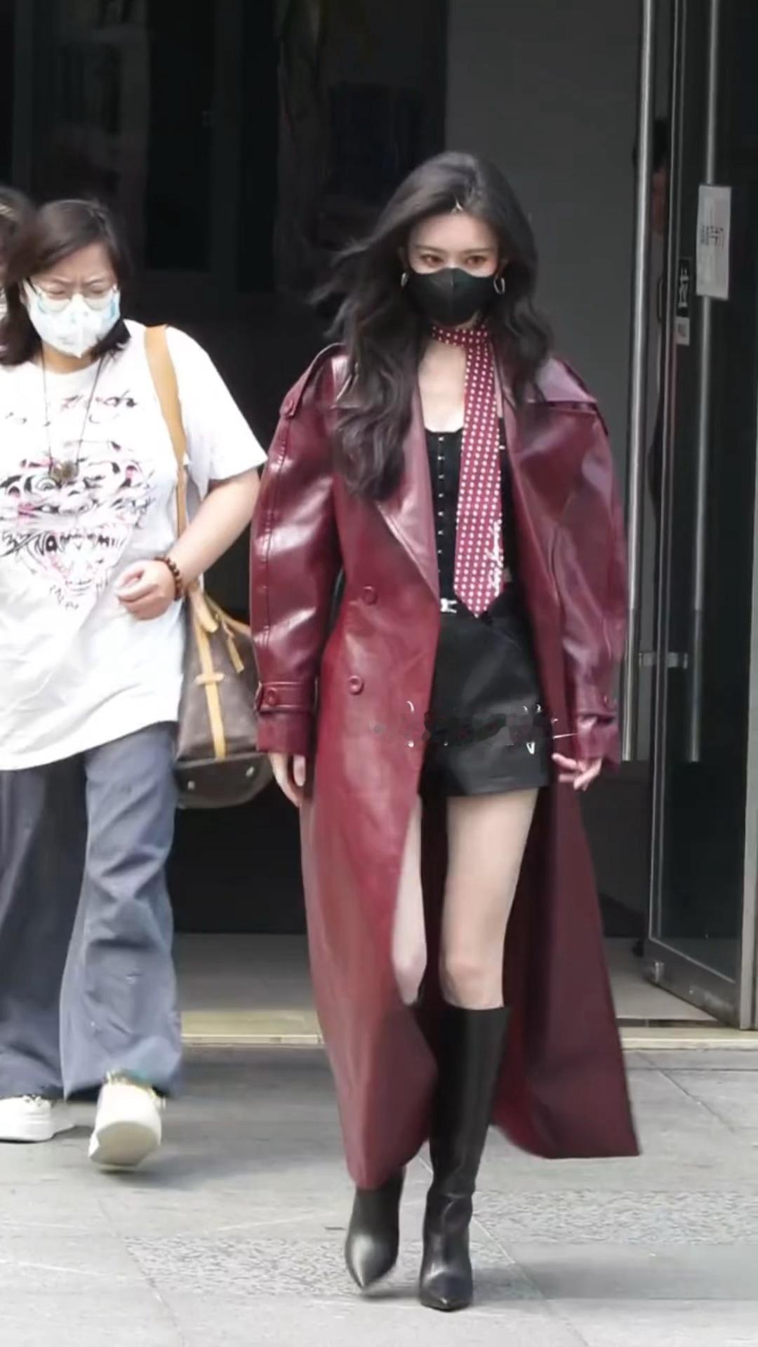 孟子义我的超模妈咪[抓狂][抓狂][抓狂][抓狂]孟子义hi6上班酒红色皮风衣造