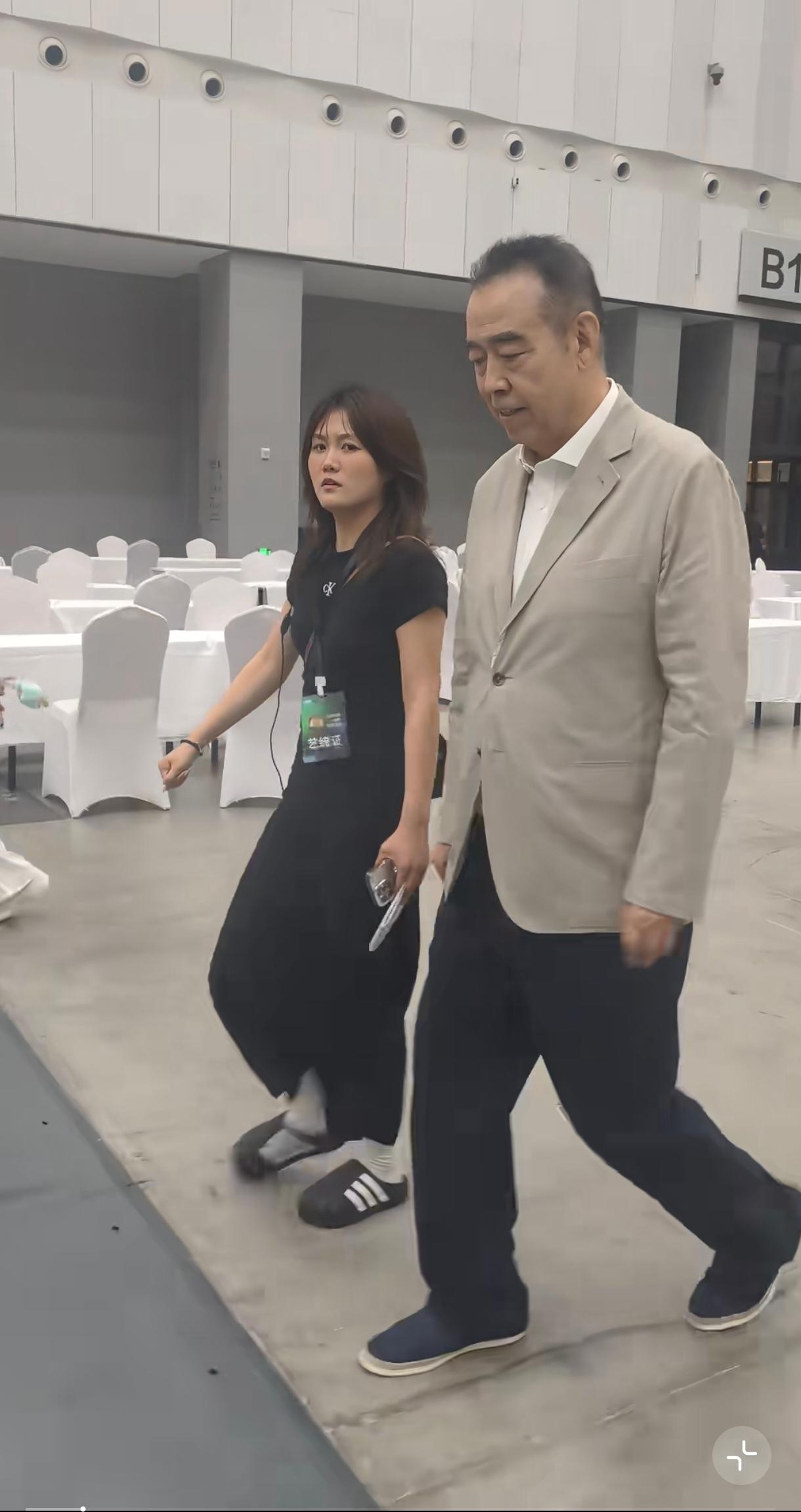 陈凯歌导演走路有点蹒跚了，可能身高体重给腿的负担较大。第五代导演都老了。年轻的时