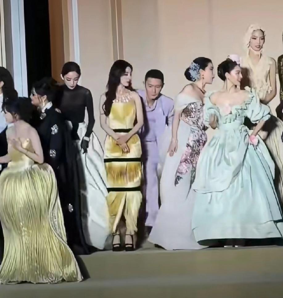 晚会上刘亦菲杨幂与一众女明星合影的时候，刘冲硬是从两人中间挤进来，挤在两人中间的