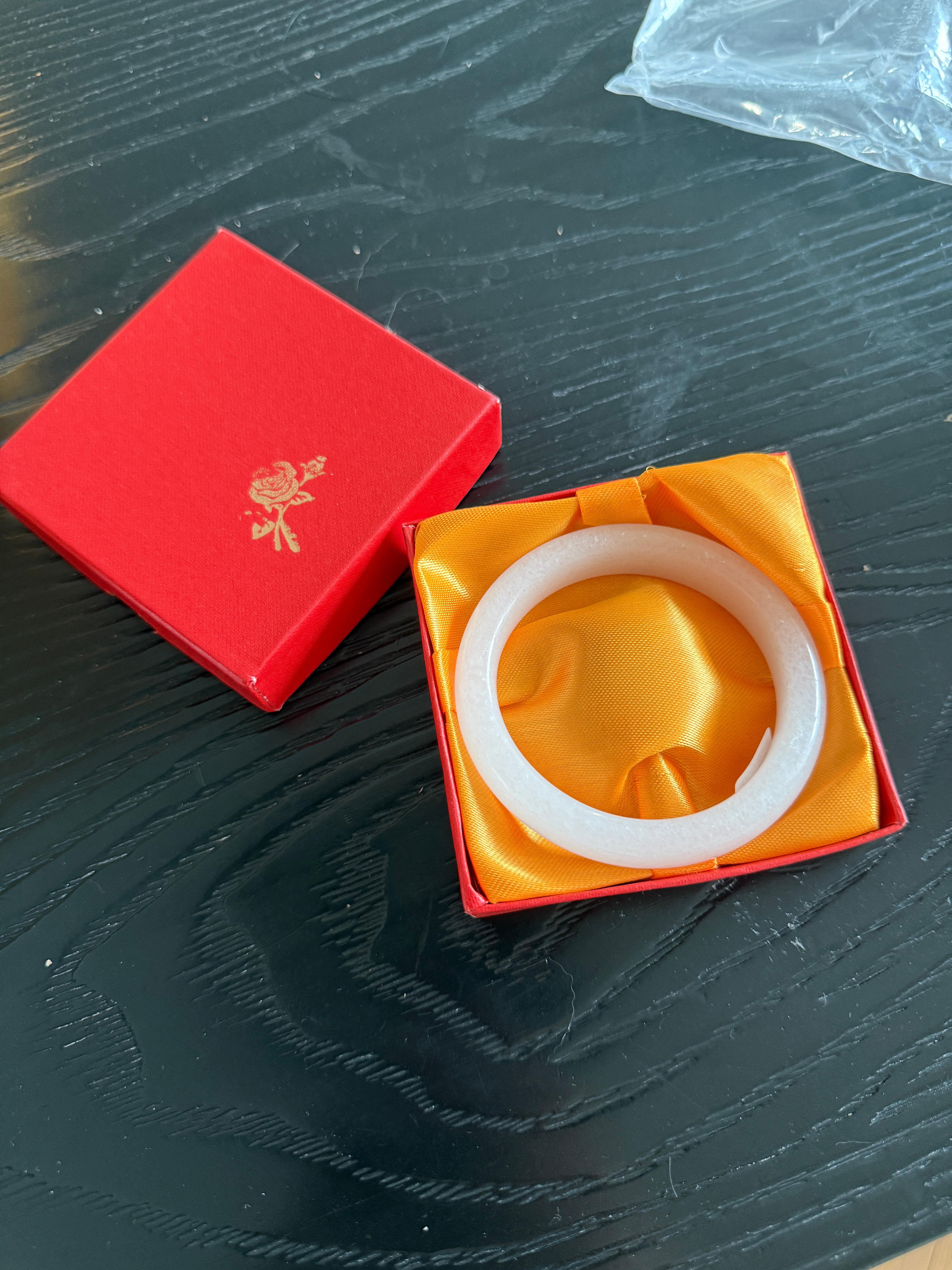 我的法克谁给我寄了个手镯？！😂我对这种没有任何研究呀 