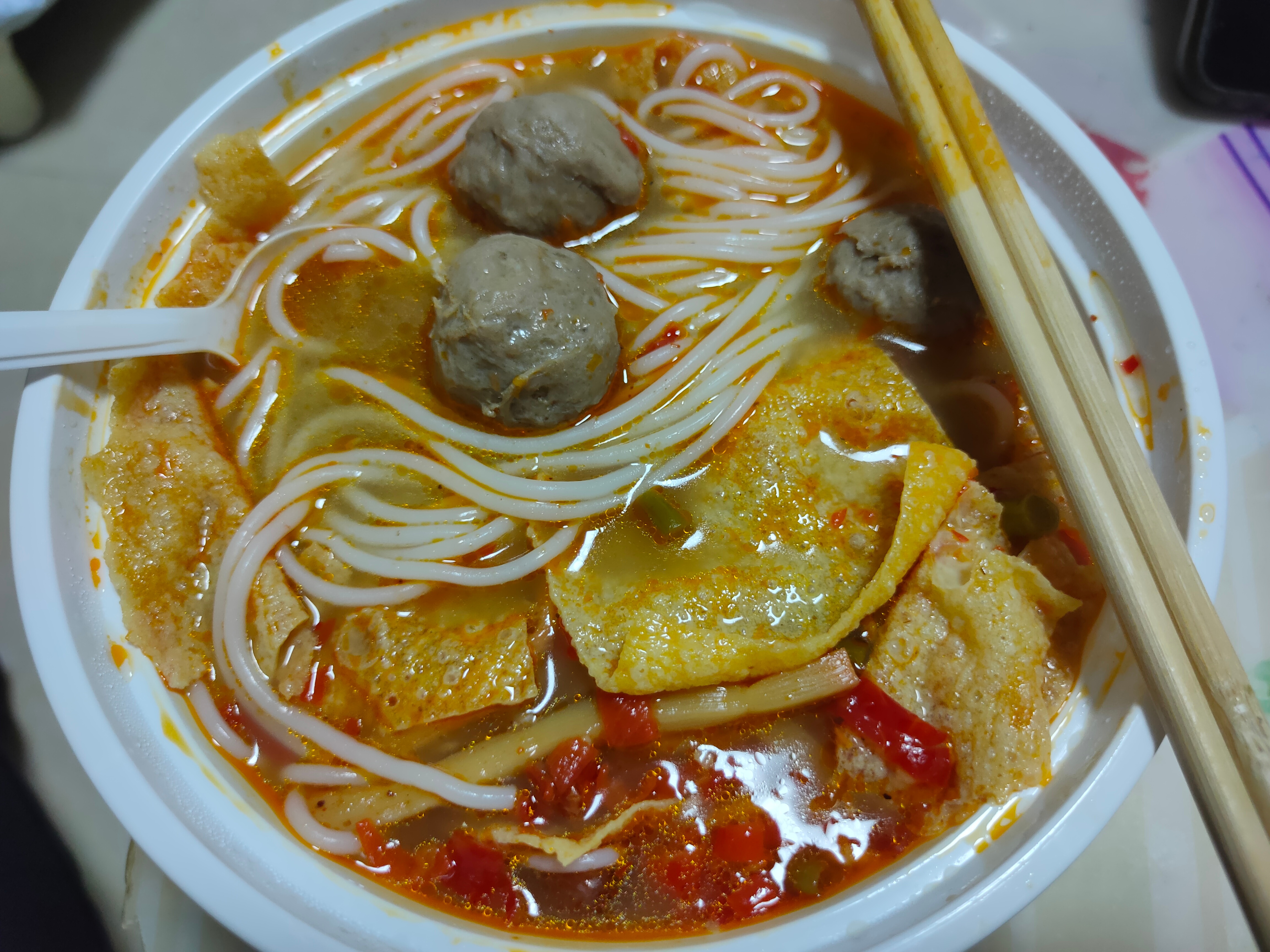 断断续续吃了几天减脂餐后今天老凡上班的时候好想吃那种又辣又麻又油的东西[允悲][