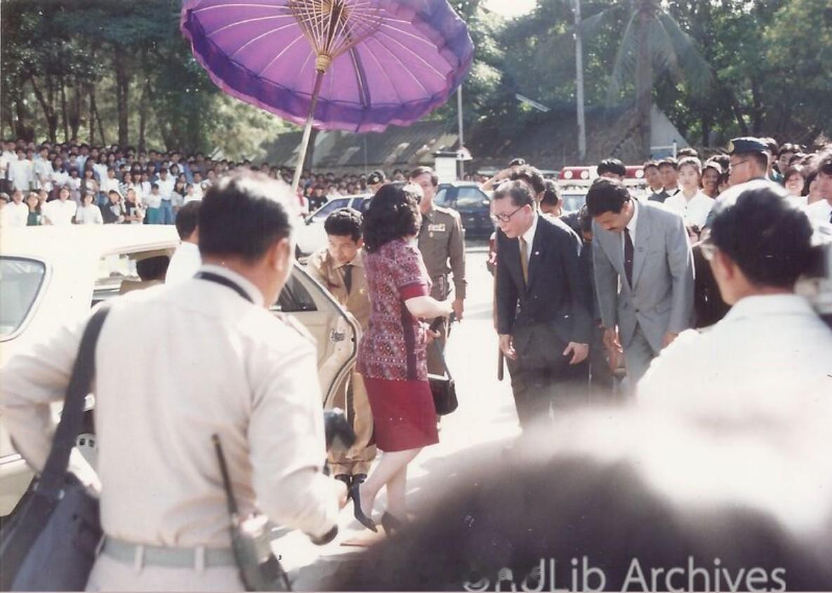 王室王室泰国王室暹罗往事 老照片：1991年11月26日，颂妃参加兰甘亨大学建校