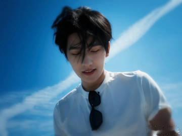 杨洋海边明媚少年 每每回想起阳光与海风交织的画面，杨洋的笑容总是那么鲜活，仿佛能