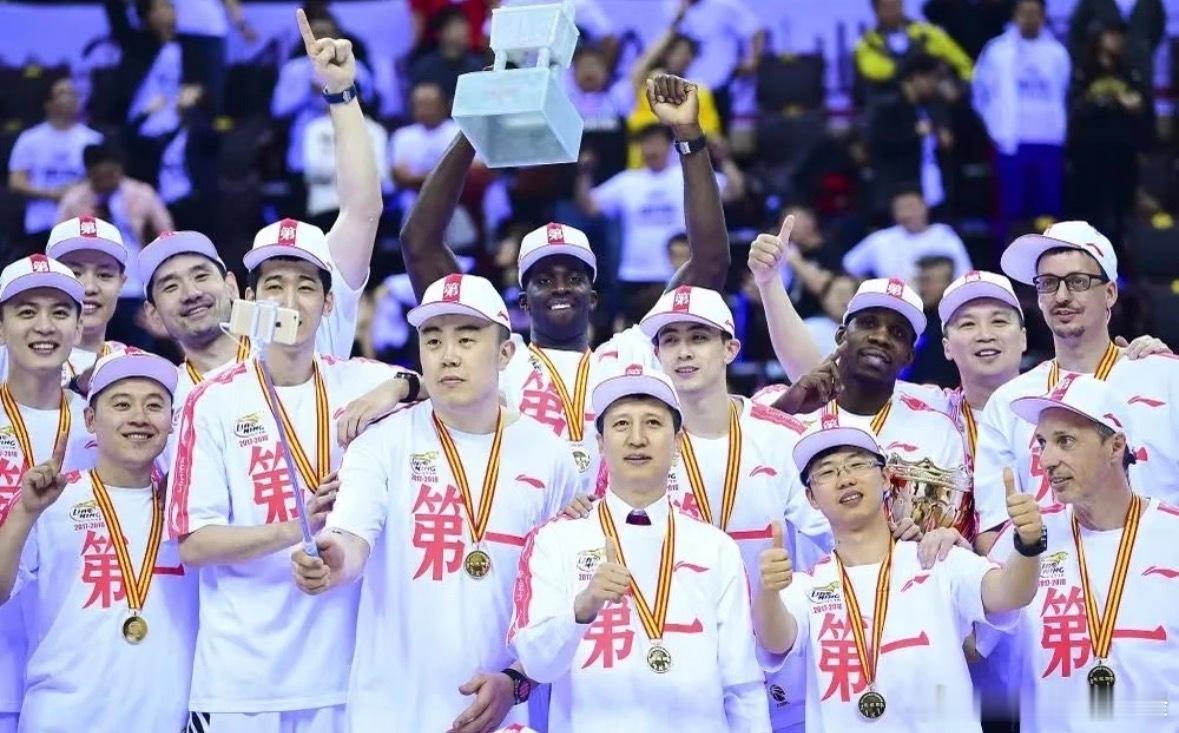 今天热搜流量很大，我不蹭热度，也不落井下石。球队成绩不好的日子里，我从没说过一句