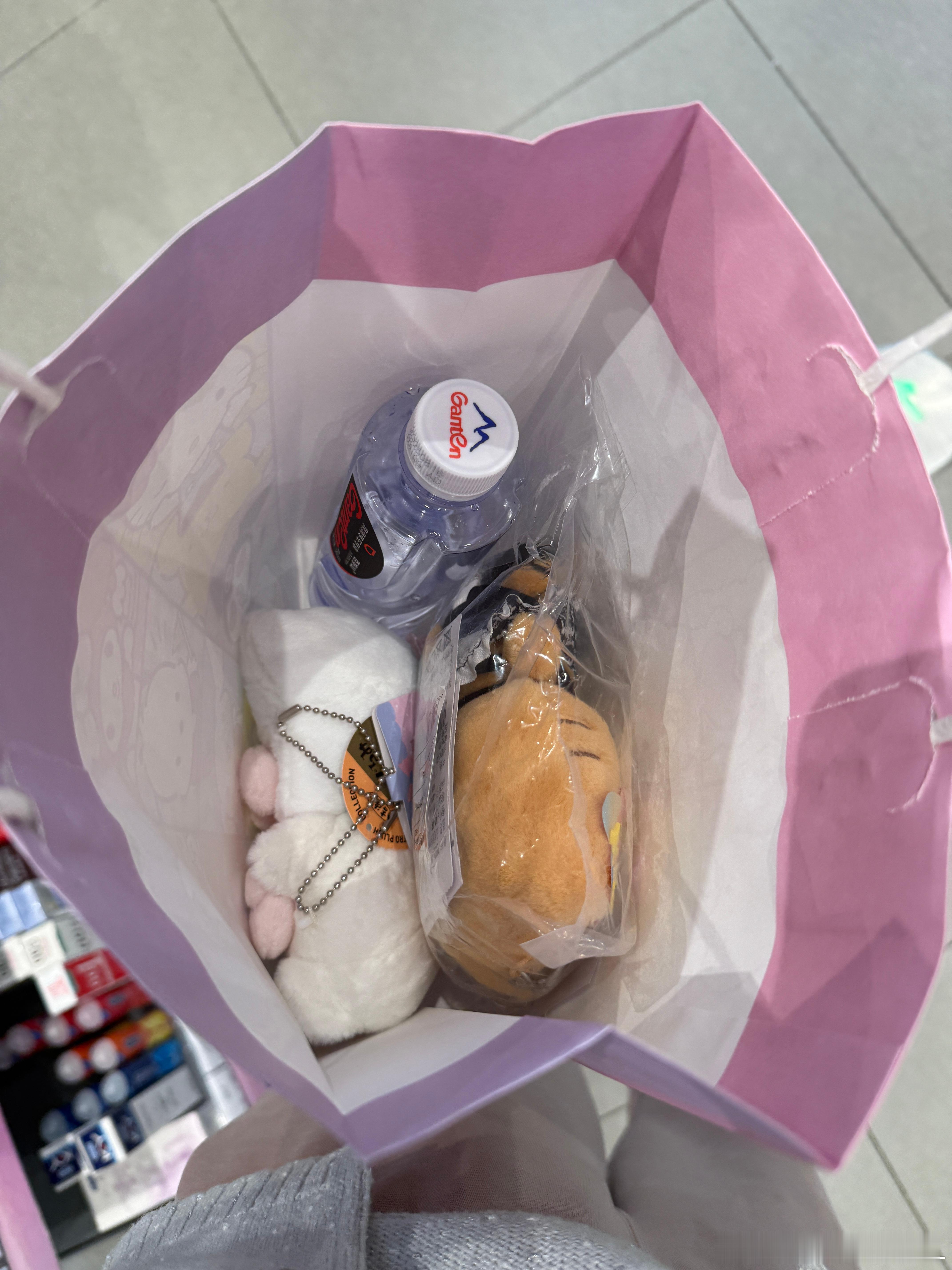 吃完饭来万象城随便逛逛消消食，咱就是说我之前在日本费劲吧啦，辗转好几个店才买到的