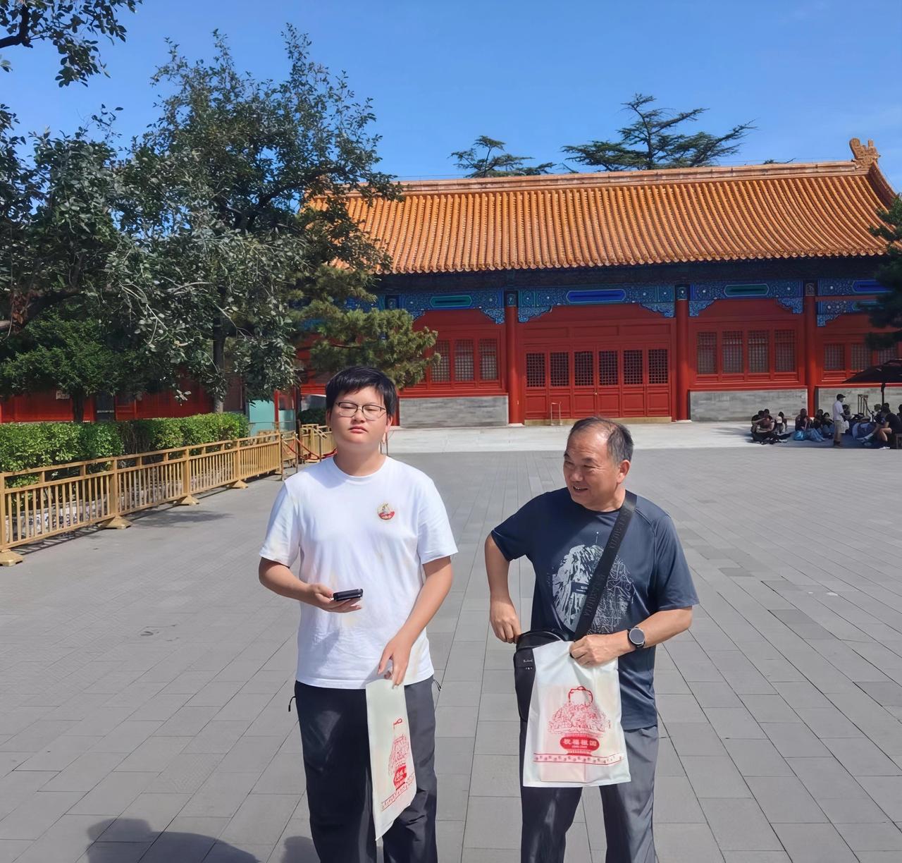 红色记忆 我孙子今年15岁，刚上高中一年级，喜欢红色收藏己有2年多了，今年9月9