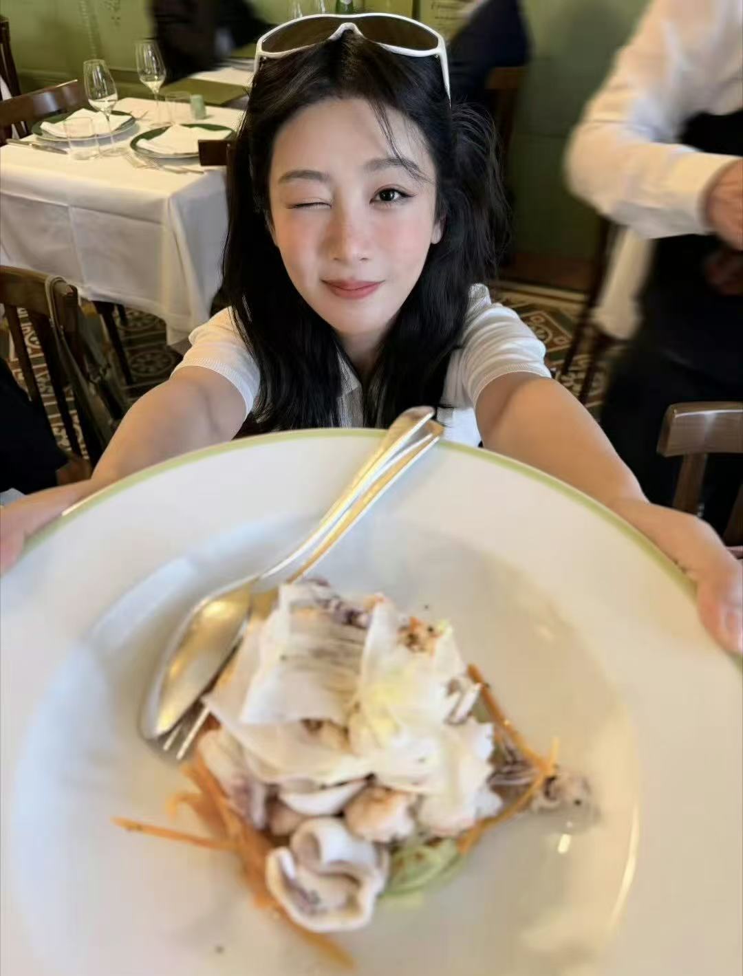 杨紫杨紫端盘子wink杨紫wink好萌啊啊啊！这个杨紫太萌啦！！！ 