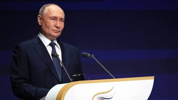 普京在全俄颁奖礼上放话：“我们知道结局，但不会公开。只管往前推，目标必须实现。”