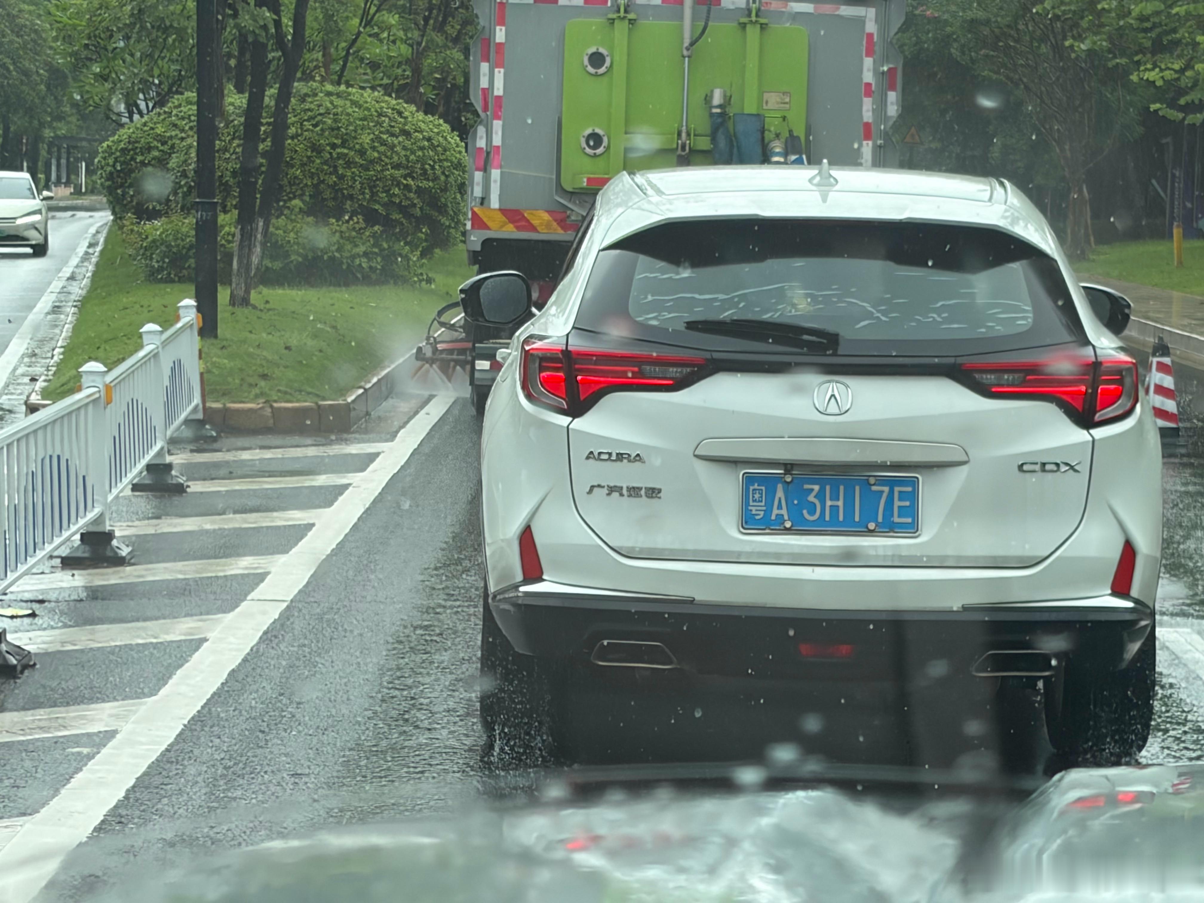 我一直都想问问广州城管。下着大雨。清洁车还在这慢悠悠、认认真真一边清扫，一边洒水
