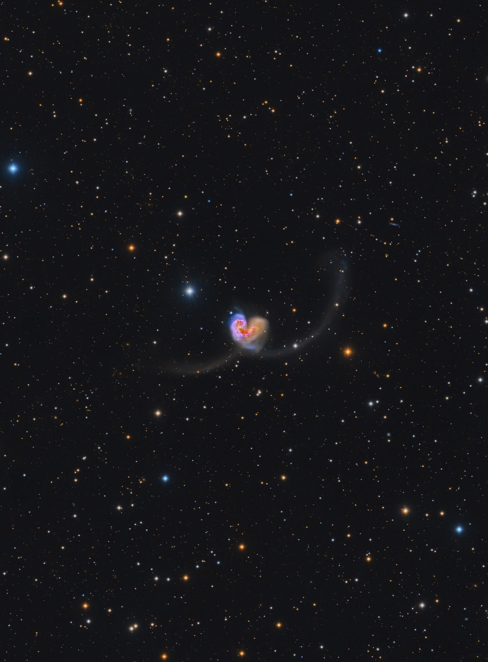 太空中的一颗心是由两个星系（NGC 4038 和 NGC 4039）碰撞形成的，