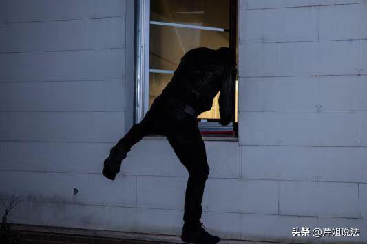 浙江绍兴，男子酒瘾犯了，可囊中羞涩，于是去超市偷了一瓶9.2元的老白干，觉得没下