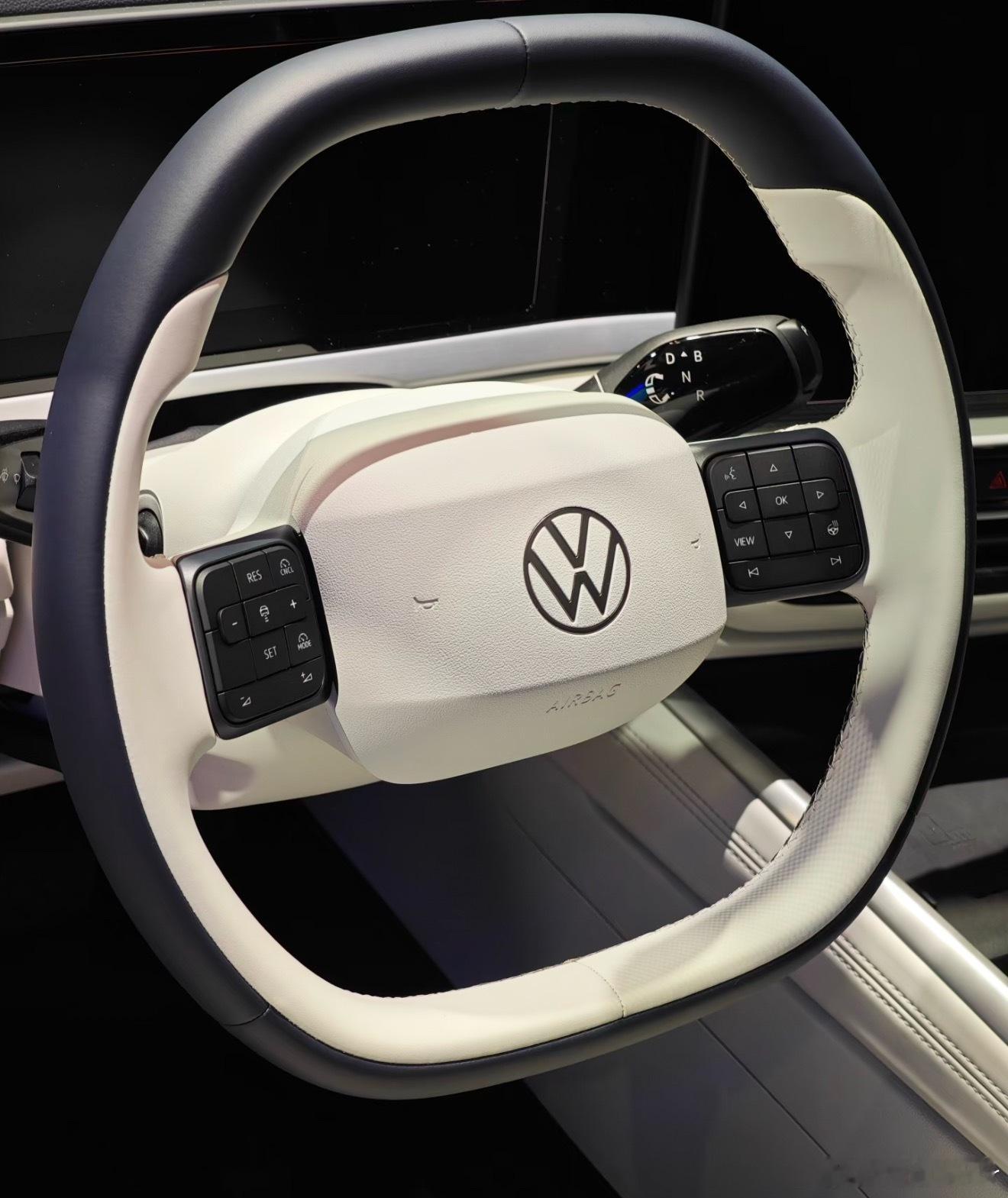 大众的车现在换新方向盘了大家觉得这设计的好看吗？ 