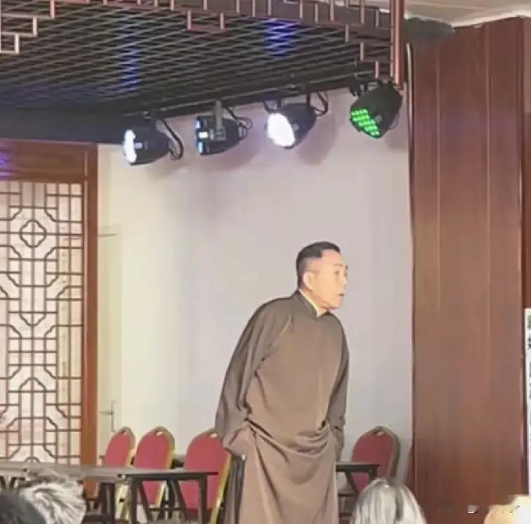杨议在剧场演出时跟台下观众当场呛起来，很多人看了网上掐头去尾的片段，张嘴就指责老
