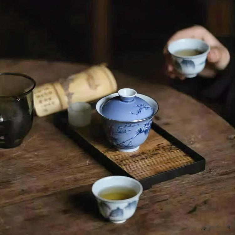 《清欢即道·鹧鸪天变体》
叶舞清波似世途，浮沉辗转意难殊。半瓯浅味即真道，一盏澄