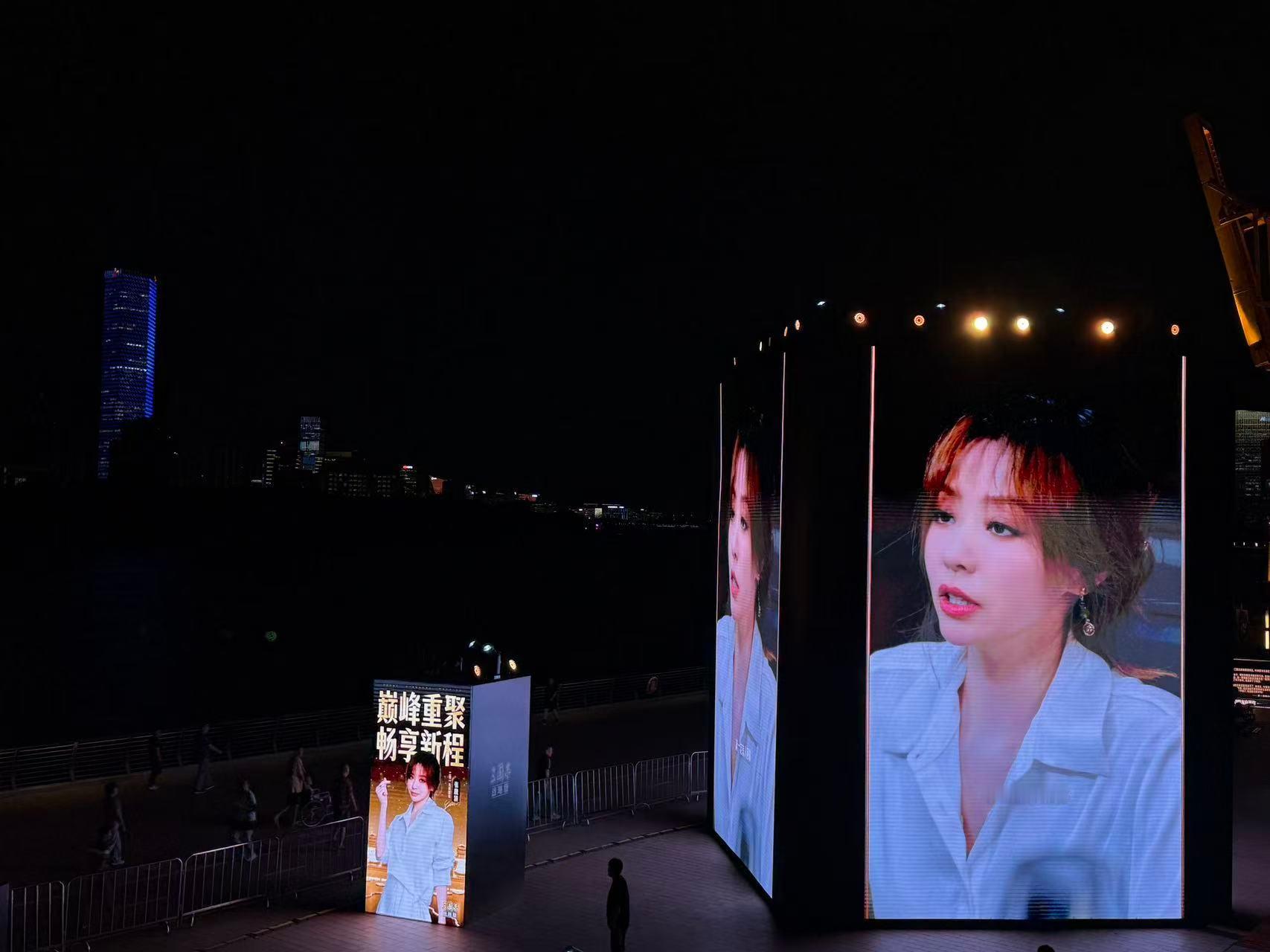 巨型张飞空降上海喊兄弟回家谁懂！三战七周年这波直接把排面拉满了！上海西岸江边直接