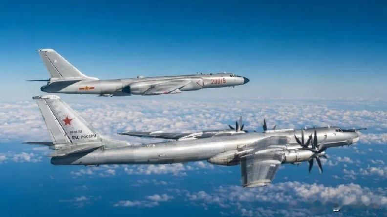 新加坡联合早报6月28日报道：“中国与俄罗斯空军在日本海、东中国海等空域展开联合